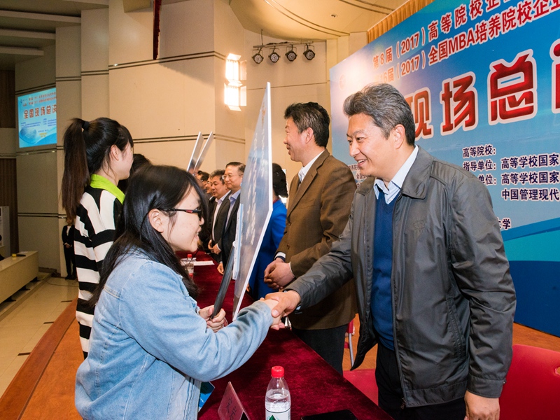 07宋岩院长给代表队授牌.jpg